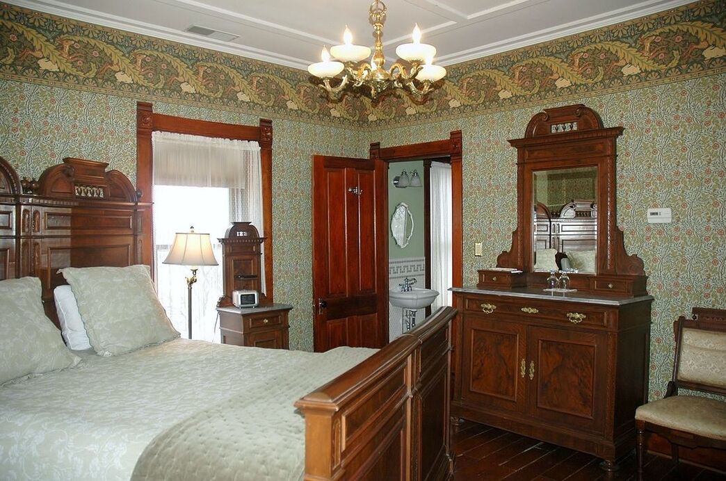 PictureSpacious Bed and Breakfast Room in Nauvoo IL